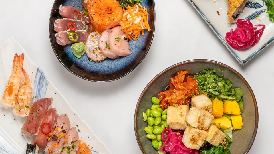 Nygjord sushi på fat, sett ovanifrån